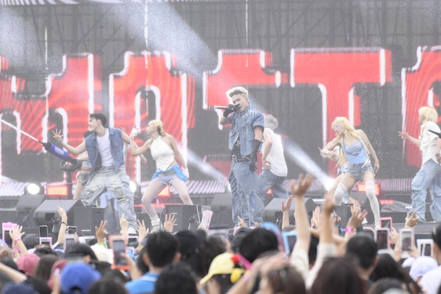 Quang Hùng MasterD xuất hiện đốt cháy WATERBOMB, trời đổ mưa nhưng bữa tiệc nhạc nước nóng lên từng phút- Ảnh 5. Quang Hùng MasterD xuất hiện đốt cháy WATERBOMB, trời đổ mưa nhưng bữa tiệc nhạc nước nóng lên từng phút- Ảnh 5.