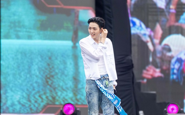 Quang Hùng MasterD xuất hiện đốt cháy WATERBOMB, trời đổ mưa nhưng bữa tiệc nhạc nước nóng lên từng phút- Ảnh 22. Quang Hùng MasterD xuất hiện đốt cháy WATERBOMB, trời đổ mưa nhưng bữa tiệc nhạc nước nóng lên từng phút- Ảnh 22.