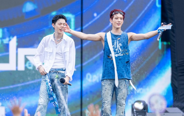 Quang Hùng MasterD xuất hiện đốt cháy WATERBOMB, trời đổ mưa nhưng bữa tiệc nhạc nước nóng lên từng phút- Ảnh 23. Quang Hùng MasterD xuất hiện đốt cháy WATERBOMB, trời đổ mưa nhưng bữa tiệc nhạc nước nóng lên từng phút- Ảnh 23.