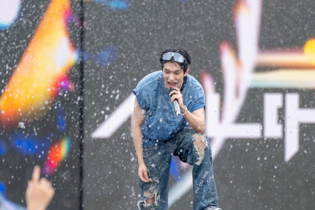 Quang Hùng MasterD xuất hiện đốt cháy WATERBOMB, trời đổ mưa nhưng bữa tiệc nhạc nước nóng lên từng phút- Ảnh 25. Quang Hùng MasterD xuất hiện đốt cháy WATERBOMB, trời đổ mưa nhưng bữa tiệc nhạc nước nóng lên từng phút- Ảnh 25.