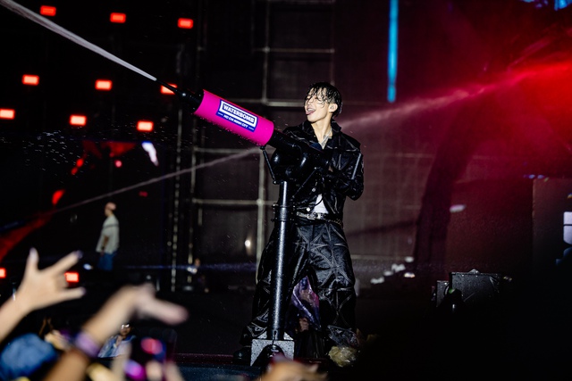 Jay Park "đốt cháy" WATERBOMB D-2 với cơ bụng "tiền tỷ", Chi Pu - B.I gây sốc visual với màn kết hợp chưa từng có- Ảnh 74.