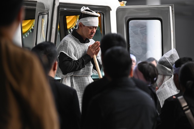 Lễ viếng mẹ Tuấn Hưng: Nam ca sĩ khóc mắt sưng húp, nghệ sĩ Tự Long - Bằng Kiều và dàn sao Việt lặng lẽ đến chia buồn- Ảnh 3. Lễ viếng mẹ Tuấn Hưng: Nam ca sĩ khóc mắt sưng húp, nghệ sĩ Tự Long - Bằng Kiều và dàn sao Việt lặng lẽ đến chia buồn- Ảnh 3.