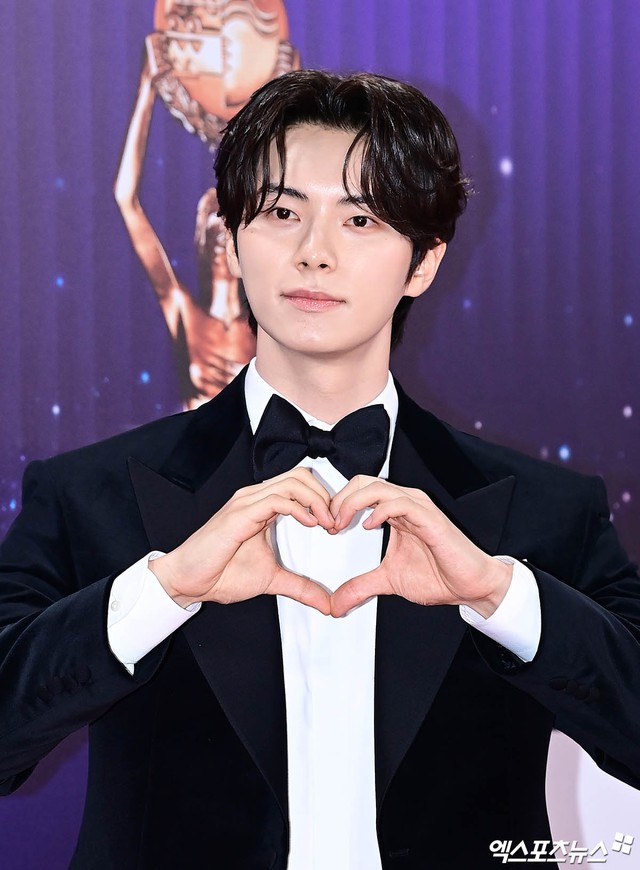 Siêu thảm đỏ Rồng Xanh 2025: Hyun Bin - Son Ye Jin chiếm trọn spotlight, Yoona (SNSD) rực rỡ như đóa hoa hồng- Ảnh 18. Siêu thảm đỏ Rồng Xanh 2025: Hyun Bin - Son Ye Jin chiếm trọn spotlight, Yoona (SNSD) rực rỡ như đóa hoa hồng- Ảnh 18.