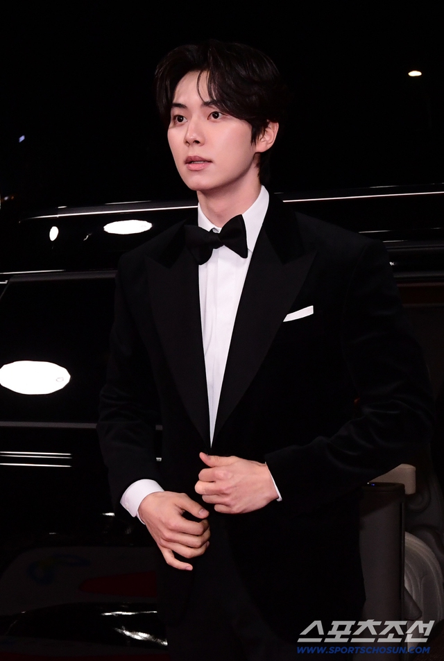 Siêu thảm đỏ Rồng Xanh 2025: Hyun Bin - Son Ye Jin chiếm trọn spotlight, Yoona (SNSD) rực rỡ như đóa hoa hồng- Ảnh 17. Siêu thảm đỏ Rồng Xanh 2025: Hyun Bin - Son Ye Jin chiếm trọn spotlight, Yoona (SNSD) rực rỡ như đóa hoa hồng- Ảnh 17.