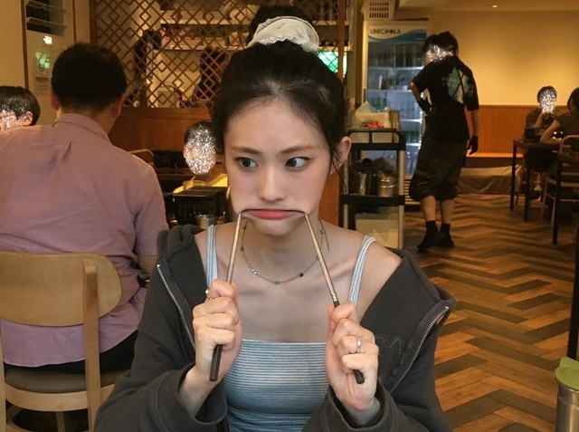 4 kiểu ăn uống khiến “gội thuốc tiên” tóc vẫn rụng lả tả: Rất nhiều chị em Việt thường mắc- Ảnh 1. 4 kiểu ăn uống khiến “gội thuốc tiên” tóc vẫn rụng lả tả: Rất nhiều chị em Việt thường mắc- Ảnh 1.