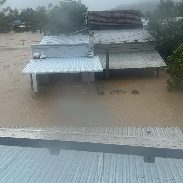 Lũ lên cao, người dân khắp nơi kêu cứu trong đêm!- Ảnh 2.