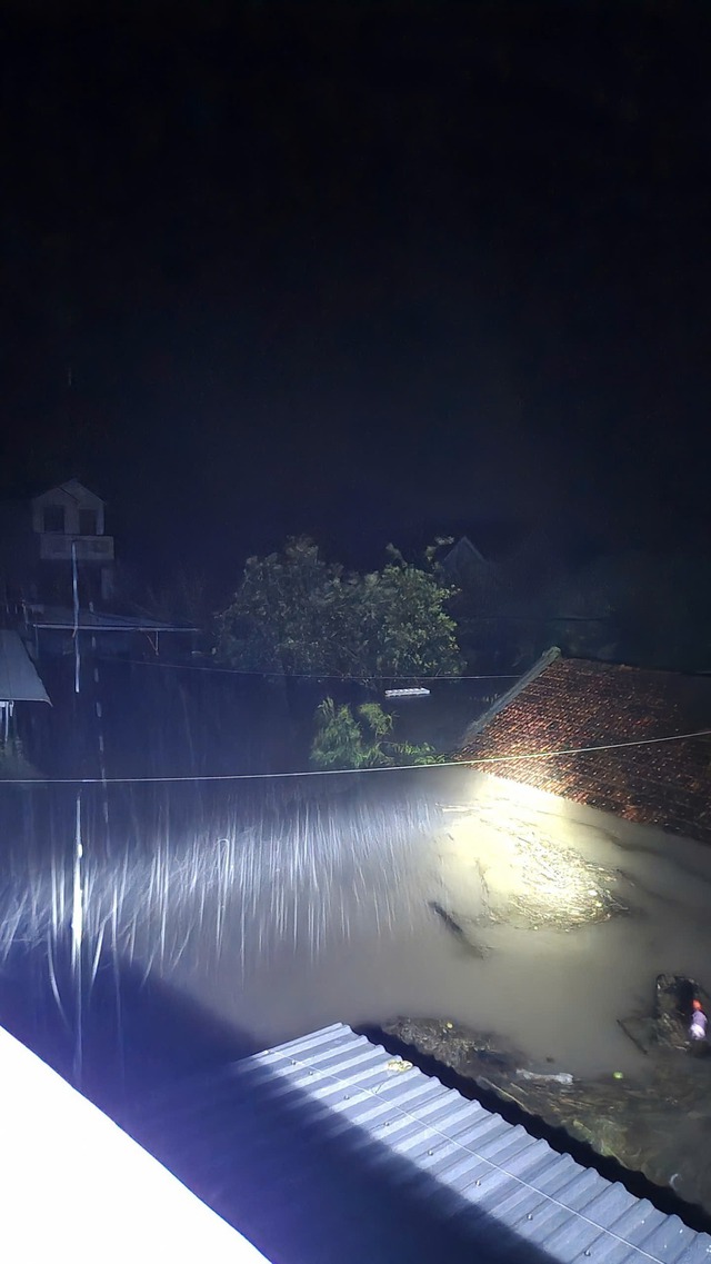 Lũ lên cao, người dân khắp nơi kêu cứu trong đêm!- Ảnh 6.