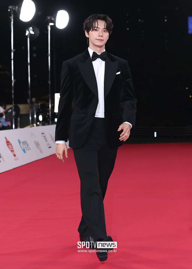 Siêu thảm đỏ Rồng Xanh 2025: Hyun Bin - Son Ye Jin chiếm trọn spotlight, Yoona (SNSD) rực rỡ như đóa hoa hồng- Ảnh 16. Siêu thảm đỏ Rồng Xanh 2025: Hyun Bin - Son Ye Jin chiếm trọn spotlight, Yoona (SNSD) rực rỡ như đóa hoa hồng- Ảnh 16.