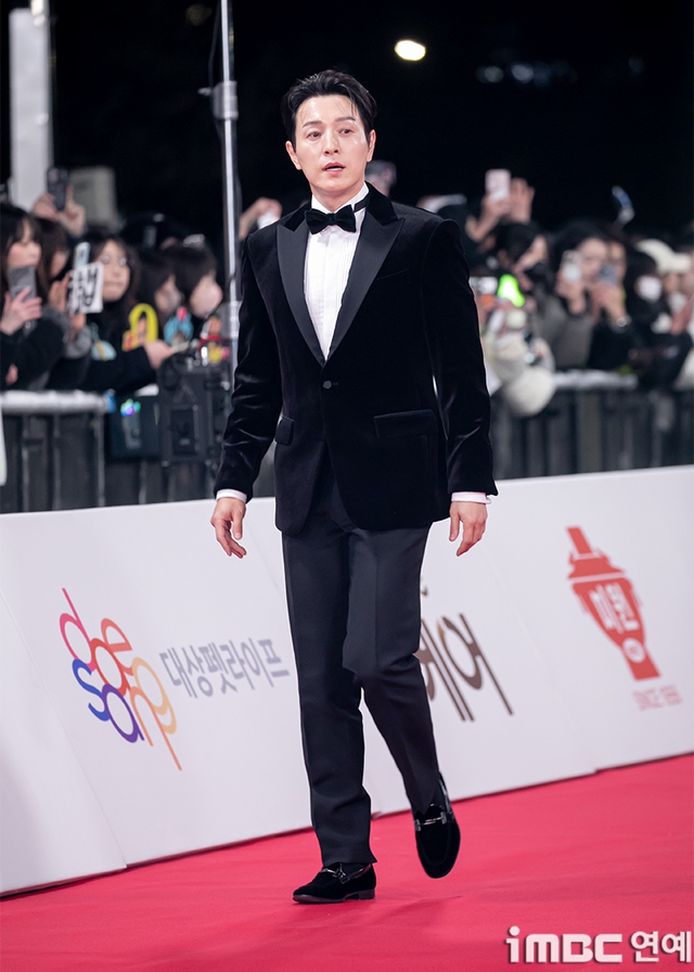 Siêu thảm đỏ Rồng Xanh 2025: Hyun Bin - Son Ye Jin chiếm trọn spotlight, Yoona (SNSD) rực rỡ như đóa hoa hồng- Ảnh 28. Siêu thảm đỏ Rồng Xanh 2025: Hyun Bin - Son Ye Jin chiếm trọn spotlight, Yoona (SNSD) rực rỡ như đóa hoa hồng- Ảnh 28.