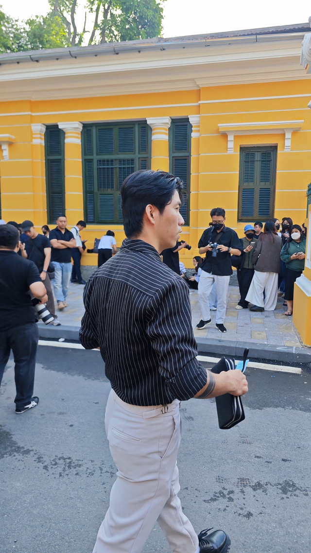 Xét xử vụ kẹo Kera: Rất đông người thân của các bị cáo có mặt, mẹ Hoa hậu Thùy Tiên ngồi lặng trong phòng xét xử- Ảnh 13.