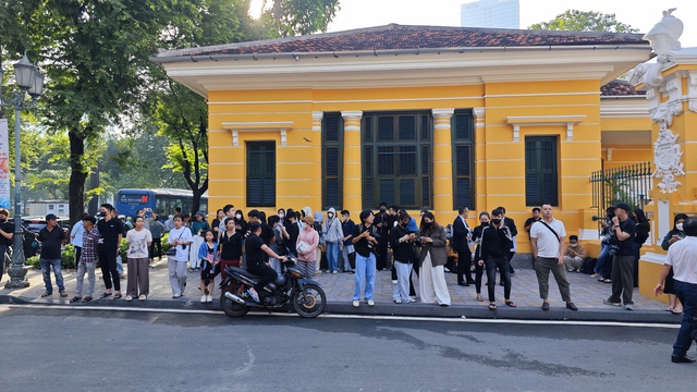 Xét xử vụ kẹo Kera: Rất đông người thân của các bị cáo có mặt, mẹ Hoa hậu Thùy Tiên ngồi lặng trong phòng xét xử- Ảnh 14.