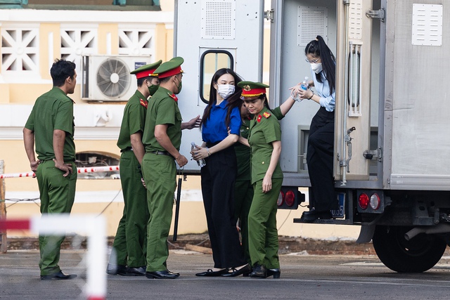 Xét xử vụ kẹo Kera: Rất đông người thân của các bị cáo có mặt, mẹ Hoa hậu Thùy Tiên ngồi lặng trong phòng xét xử- Ảnh 3.