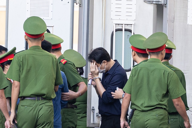 Xét xử vụ kẹo Kera: Rất đông người thân của các bị cáo có mặt, mẹ Hoa hậu Thùy Tiên ngồi lặng trong phòng xét xử- Ảnh 8.