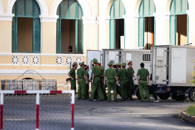 Xét xử vụ kẹo Kera: Rất đông người thân của các bị cáo có mặt, mẹ Hoa hậu Thùy Tiên ngồi lặng trong phòng xét xử- Ảnh 10.