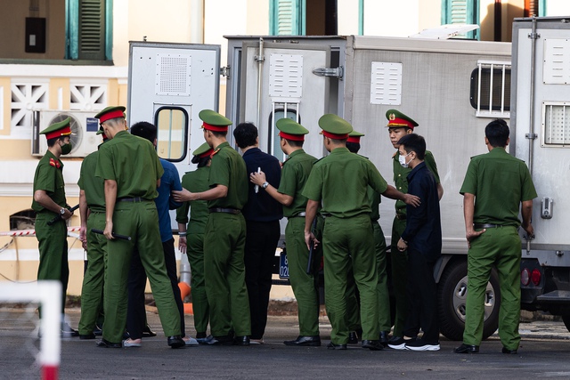 Xét xử vụ kẹo Kera: Rất đông người thân của các bị cáo có mặt, mẹ Hoa hậu Thùy Tiên ngồi lặng trong phòng xét xử- Ảnh 11.