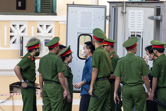 Xét xử vụ kẹo Kera: Rất đông người thân của các bị cáo có mặt, mẹ Hoa hậu Thùy Tiên ngồi lặng trong phòng xét xử- Ảnh 6.