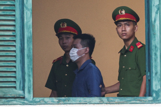 Xét xử vụ kẹo Kera: Rất đông người thân của các bị cáo có mặt, mẹ Hoa hậu Thùy Tiên ngồi lặng trong phòng xét xử- Ảnh 7.