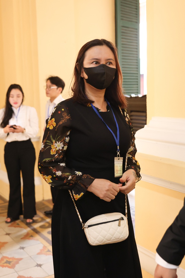 Xét xử vụ kẹo Kera: Rất đông người thân của các bị cáo có mặt, mẹ Hoa hậu Thùy Tiên ngồi lặng trong phòng xét xử- Ảnh 1.