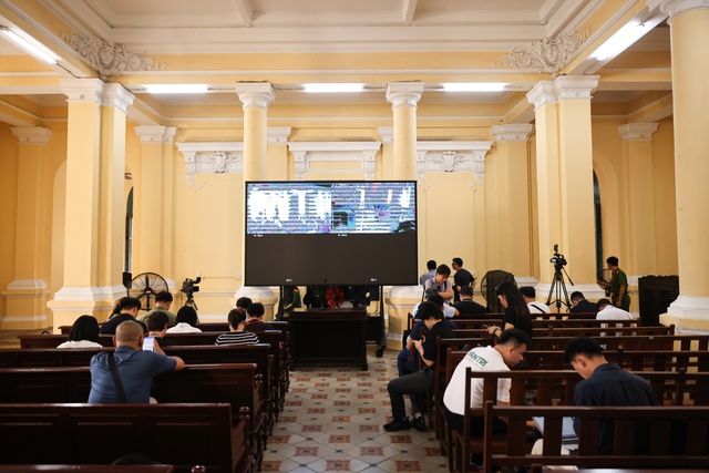 Xét xử vụ kẹo Kera: Rất đông người thân của các bị cáo có mặt, mẹ Hoa hậu Thùy Tiên ngồi lặng trong phòng xét xử- Ảnh 2.