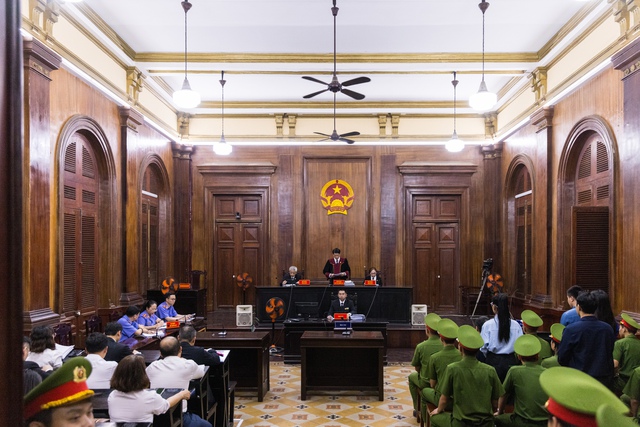 Thuỳ Tiên ôm Hằng Du Mục sau khi nhận mức án cuối cùng- Ảnh 1.