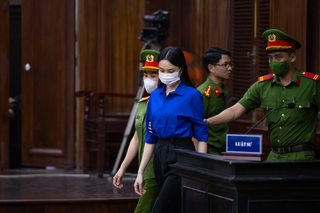 Tiếp tục xét xử vụ kẹo Kera: Hằng Du Mục trầm giọng sau khi luật sư nhắc tình tiết giảm nhẹ liên quan con nhỏ- Ảnh 2. Tiếp tục xét xử vụ kẹo Kera: Hằng Du Mục trầm giọng sau khi luật sư nhắc tình tiết giảm nhẹ liên quan con nhỏ- Ảnh 2.