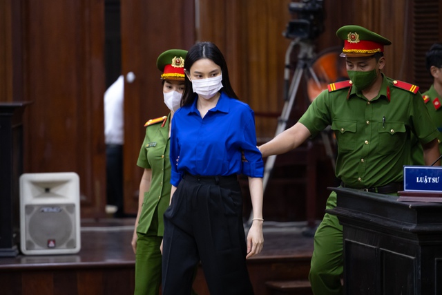 Tiếp tục xét xử vụ kẹo Kera: Hằng Du Mục trầm giọng sau khi luật sư nhắc tình tiết giảm nhẹ liên quan con nhỏ- Ảnh 3. Tiếp tục xét xử vụ kẹo Kera: Hằng Du Mục trầm giọng sau khi luật sư nhắc tình tiết giảm nhẹ liên quan con nhỏ- Ảnh 3.