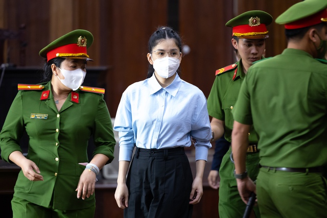 Tiếp tục xét xử vụ kẹo Kera: Hằng Du Mục trầm giọng sau khi luật sư nhắc tình tiết giảm nhẹ liên quan con nhỏ- Ảnh 4. Tiếp tục xét xử vụ kẹo Kera: Hằng Du Mục trầm giọng sau khi luật sư nhắc tình tiết giảm nhẹ liên quan con nhỏ- Ảnh 4.