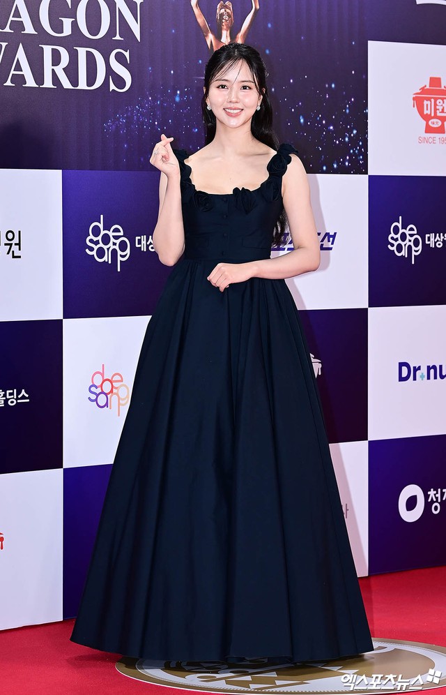 Siêu thảm đỏ Rồng Xanh 2025: Hyun Bin - Son Ye Jin chiếm trọn spotlight, Yoona (SNSD) rực rỡ như đóa hoa hồng- Ảnh 24. Siêu thảm đỏ Rồng Xanh 2025: Hyun Bin - Son Ye Jin chiếm trọn spotlight, Yoona (SNSD) rực rỡ như đóa hoa hồng- Ảnh 24.