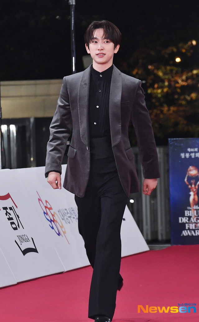 Siêu thảm đỏ Rồng Xanh 2025: Hyun Bin - Son Ye Jin chiếm trọn spotlight, Yoona (SNSD) rực rỡ như đóa hoa hồng- Ảnh 27. Siêu thảm đỏ Rồng Xanh 2025: Hyun Bin - Son Ye Jin chiếm trọn spotlight, Yoona (SNSD) rực rỡ như đóa hoa hồng- Ảnh 27.