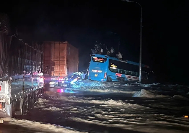 46 người chết và mất tích trong đợt mưa lũ lịch sử, cảnh báo nước trên các sông Khánh Hòa lên lại trong đêm- Ảnh 10.