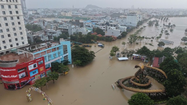 46 người chết và mất tích trong đợt mưa lũ lịch sử, cảnh báo nước trên các sông Khánh Hòa lên lại trong đêm- Ảnh 32.