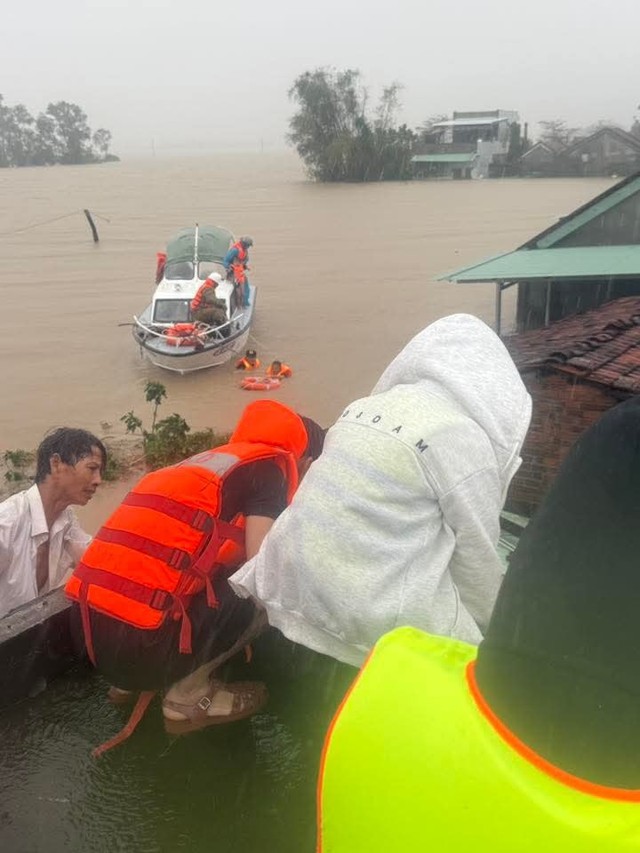 46 người chết và mất tích trong đợt mưa lũ lịch sử, cảnh báo nước trên các sông Khánh Hòa lên lại trong đêm- Ảnh 3.
