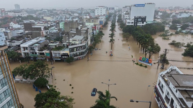 46 người chết và mất tích trong đợt mưa lũ lịch sử, cảnh báo nước trên các sông Khánh Hòa lên lại trong đêm- Ảnh 31.