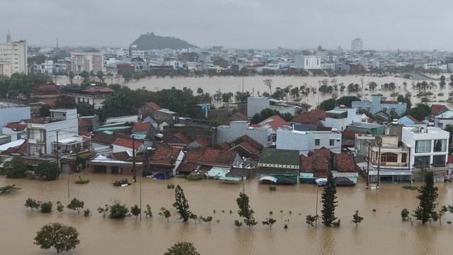 46 người chết và mất tích trong đợt mưa lũ lịch sử, cảnh báo nước trên các sông Khánh Hòa lên lại trong đêm- Ảnh 29.