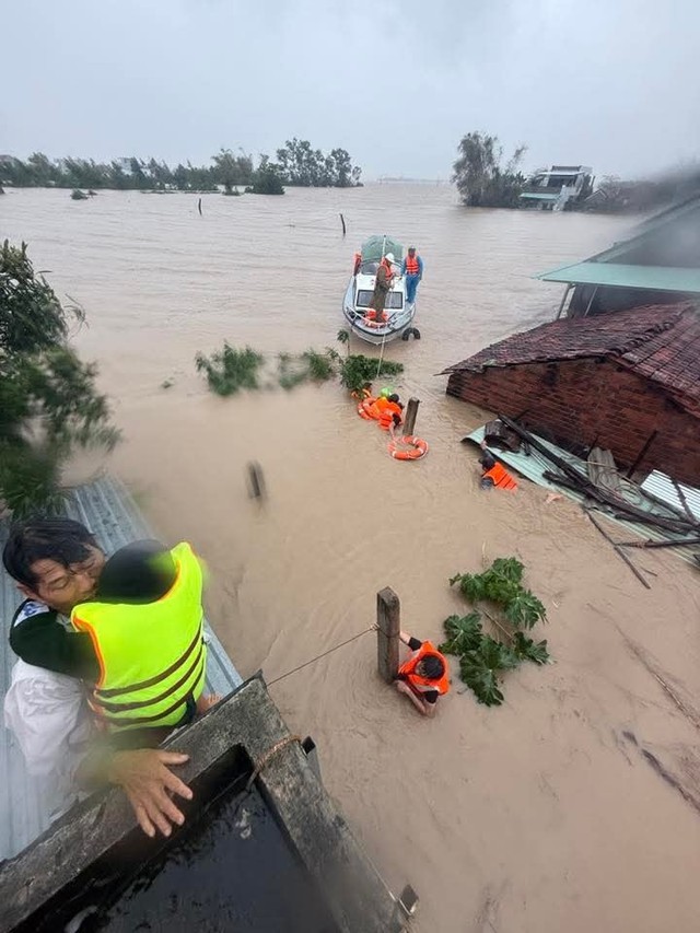 46 người chết và mất tích trong đợt mưa lũ lịch sử, cảnh báo nước trên các sông Khánh Hòa lên lại trong đêm- Ảnh 4.