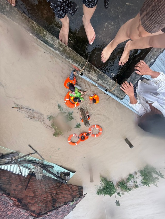 46 người chết và mất tích trong đợt mưa lũ lịch sử, cảnh báo nước trên các sông Khánh Hòa lên lại trong đêm- Ảnh 5.