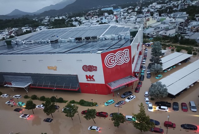 Sáng 20/11, lũ lịch sử đang xảy ra, hàng vạn người dân mắc kẹt trên mái nhà cầu cứu khắp nơi- Ảnh 4.