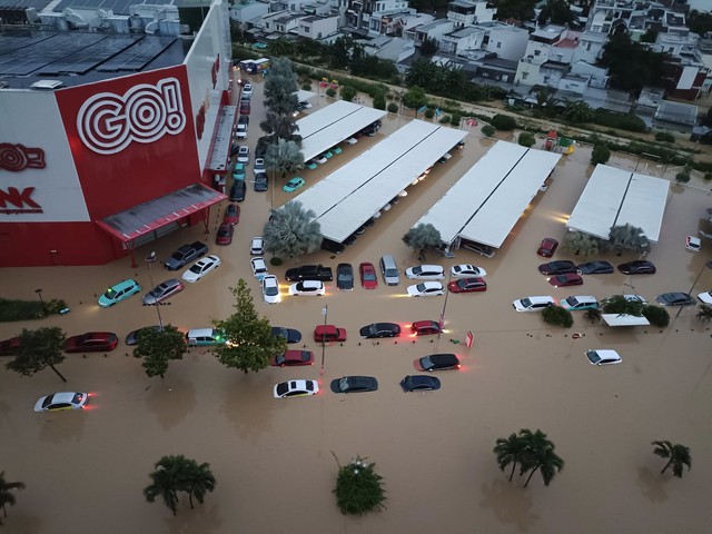 Sáng 20/11, lũ lịch sử đang xảy ra, hàng vạn người dân mắc kẹt trên mái nhà cầu cứu khắp nơi- Ảnh 5.