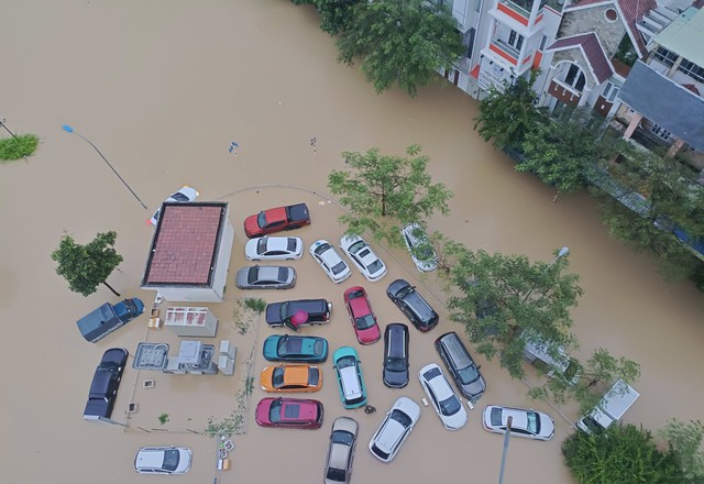 Sáng 20/11, lũ lịch sử đang xảy ra, hàng vạn người dân mắc kẹt trên mái nhà cầu cứu khắp nơi- Ảnh 6.