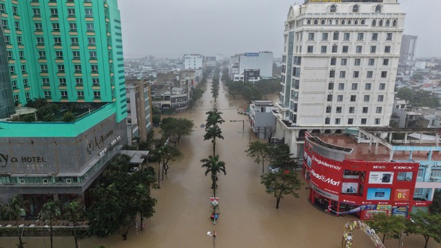 46 người chết và mất tích trong đợt mưa lũ lịch sử, cảnh báo nước trên các sông Khánh Hòa lên lại trong đêm- Ảnh 30.