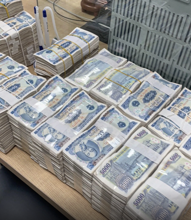 Khách mang đầy một bàn tiền lẻ đi mua ô tô ở Lạng Sơn: Tổng số tiền gây "choáng"- Ảnh 2.