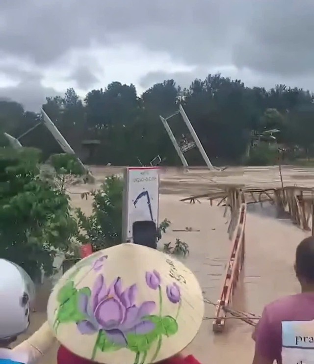 46 người chết và mất tích trong đợt mưa lũ lịch sử, cảnh báo nước trên các sông Khánh Hòa lên lại trong đêm- Ảnh 9.