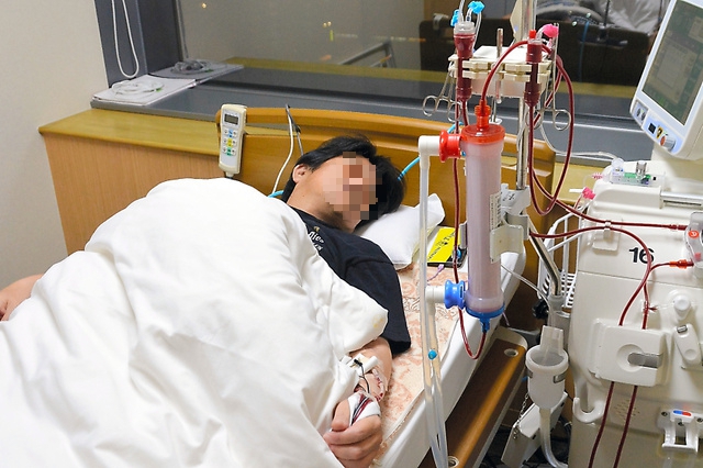 Người đàn ông phát hiện suy thận nhờ đi khám phù chân, bác sĩ sửng sốt: "Ai lại nêm gia vị như thế này?"- Ảnh 1.