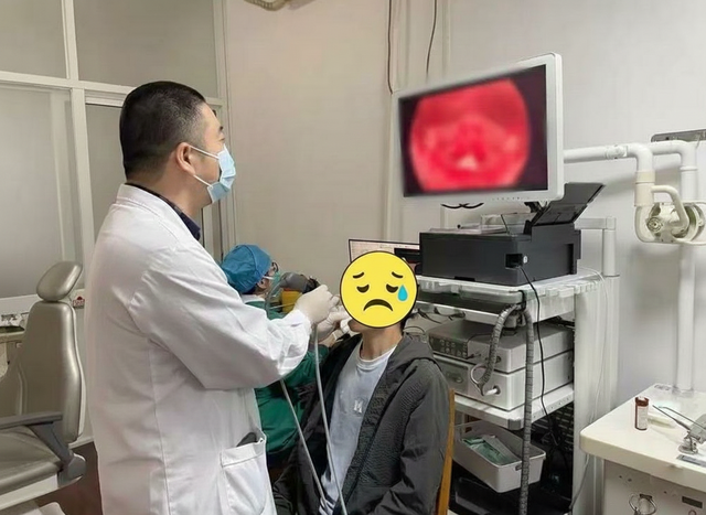 Người đàn ông sốc nặng vì phát hiện "KHỐI U SÚP LƠ" mọc trong cổ họng, cãi bác sĩ: Virus này chỉ tấn công nữ giới!- Ảnh 1. Người đàn ông sốc nặng vì phát hiện "KHỐI U SÚP LƠ" mọc trong cổ họng, cãi bác sĩ: Virus này chỉ tấn công nữ giới!- Ảnh 1.