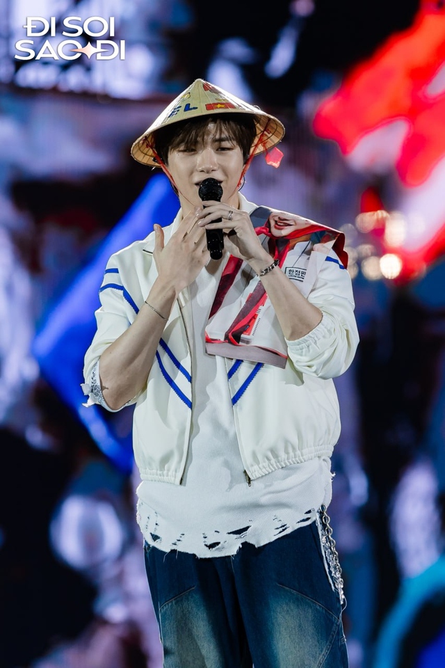 “Center quốc dân” Kpop gửi lời chia sẻ đến người dân vùng lũ, xúc động sau 2 năm trở lại Việt Nam- Ảnh 4.