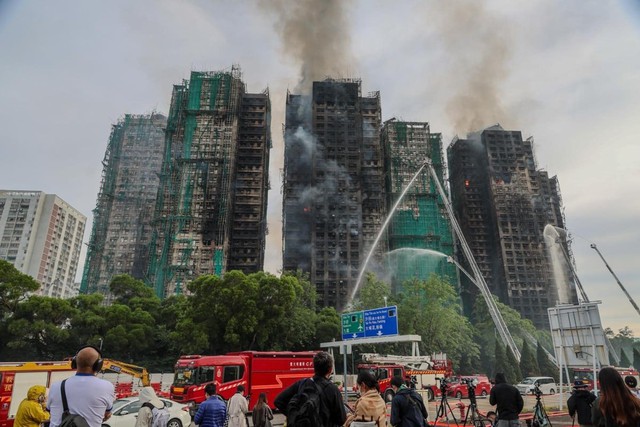 Hỏa hoạn tại khu chung cư Hong Kong (Trung Quốc): Thi thể các nạn nhân lần lượt được đưa ra ngoài, nhiều người tuyệt vọng tìm kiếm thân nhân- Ảnh 8.