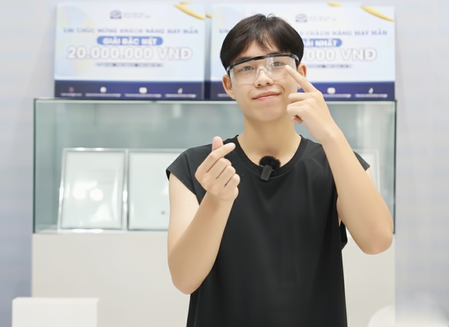 Món quà mừng tuổi trưởng thành tuyệt vời nhất với “hội 4 mắt”, đầu tư cho tương lai từ đôi mắt sáng!- Ảnh 3. Món quà mừng tuổi trưởng thành tuyệt vời nhất với “hội 4 mắt”, đầu tư cho tương lai từ đôi mắt sáng!- Ảnh 3.