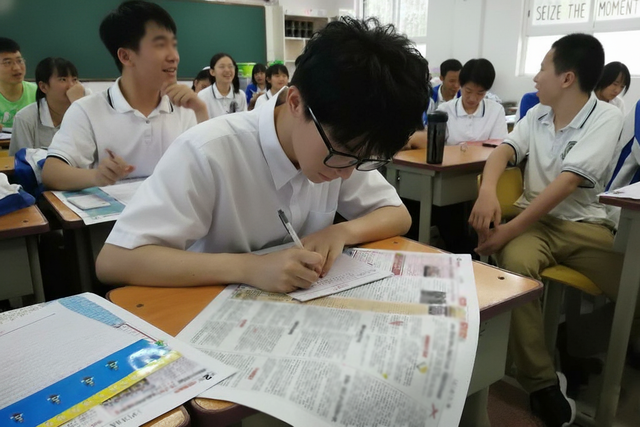 Món quà mừng tuổi trưởng thành tuyệt vời nhất với “hội 4 mắt”, đầu tư cho tương lai từ đôi mắt sáng!- Ảnh 1. Món quà mừng tuổi trưởng thành tuyệt vời nhất với “hội 4 mắt”, đầu tư cho tương lai từ đôi mắt sáng!- Ảnh 1.