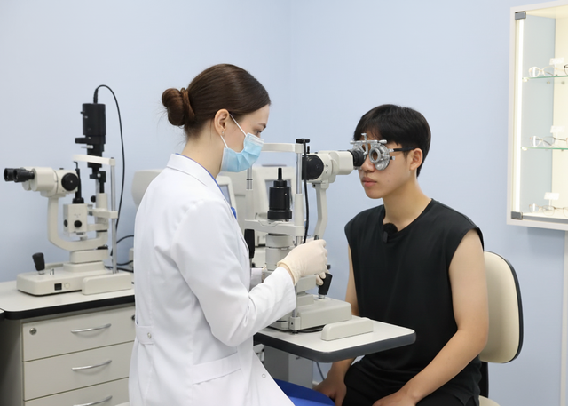 Món quà mừng tuổi trưởng thành tuyệt vời nhất với “hội 4 mắt”, đầu tư cho tương lai từ đôi mắt sáng!- Ảnh 2. Món quà mừng tuổi trưởng thành tuyệt vời nhất với “hội 4 mắt”, đầu tư cho tương lai từ đôi mắt sáng!- Ảnh 2.