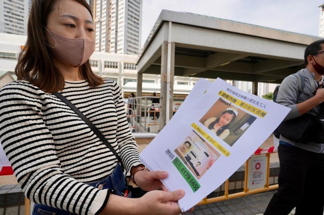 Hỏa hoạn tại khu chung cư Hong Kong (Trung Quốc): Thi thể các nạn nhân lần lượt được đưa ra ngoài, nhiều người tuyệt vọng tìm kiếm thân nhân- Ảnh 1.